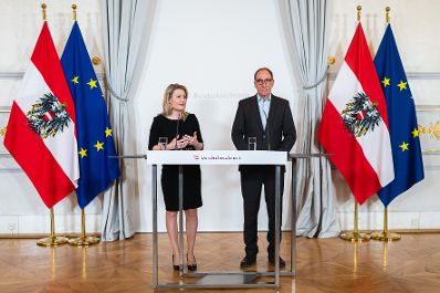 Am 17. Mai 2023 nahmen Bundesministerin Susanne Raab (l.) und Bundesminister Johannes Rauch (r.) am Pressefoyer nach dem Ministerrat teil.