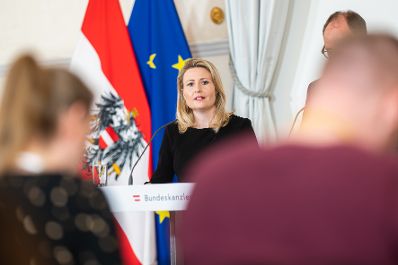 Am 17. Mai 2023 nahmen Bundesministerin Susanne Raab (m.) und Bundesminister Johannes Rauch am Pressefoyer nach dem Ministerrat teil.