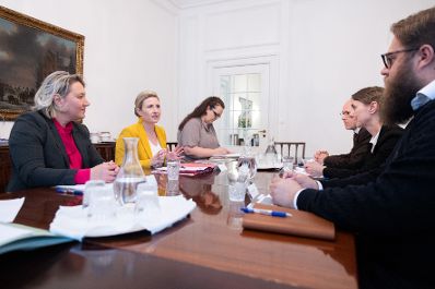 Am 23. Mai 2023 reiste Bundesministerin Susanne Raab (2.v.l.) zu einem mehrtägigen Arbeitsbesuch nach Kopenhagen. Im Bild bei einem Arbeitsgespräch zu Sozialleistungen und Parallelgesellschaften.