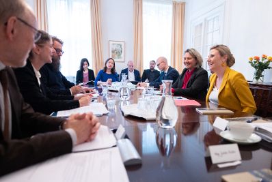 Am 23. Mai 2023 reiste Bundesministerin Susanne Raab (r.) zu einem mehrtägigen Arbeitsbesuch nach Kopenhagen. Im Bild bei einem Arbeitsgespräch zu Sozialleistungen und Parallelgesellschaften.