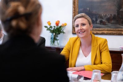 Am 23. Mai 2023 reiste Bundesministerin Susanne Raab (r.) zu einem mehrtägigen Arbeitsbesuch nach Kopenhagen. Im Bild bei einem Arbeitsgespräch zu Sozialleistungen und Parallelgesellschaften.