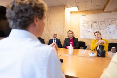 Am 23. Mai 2023 reiste Bundesministerin Susanne Raab (r.) zu einem mehrtägigen Arbeitsbesuch nach Kopenhagen. Im Bild bei der Stadtteilbesichtigung Mjolnerparken.