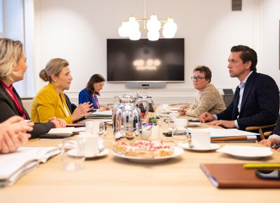 Am 23. Mai 2023 reiste Bundesministerin Susanne Raab (2.v.l.) zu einem mehrtägigen Arbeitsbesuch nach Kopenhagen. Im Bild bei einem Arbeitsgespräch mit dem dänischen Integrations- und Migrationsminister Kaare Dybvad Bek (r.).