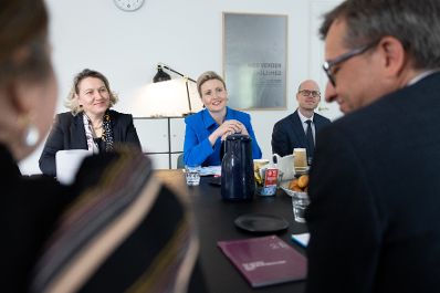 Am 23. Mai 2023 reiste Bundesministerin Susanne Raab (m.) zu einem mehrtägigen Arbeitsbesuch nach Kopenhagen. Im Bild bei einem Arbeitsgespräch im Zentrum für Dokumentation und Extremismusprävention.
