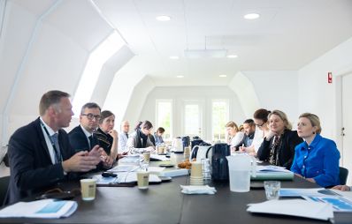 Am 23. Mai 2023 reiste Bundesministerin Susanne Raab (r.) zu einem mehrtägigen Arbeitsbesuch nach Kopenhagen. Im Bild bei einem Arbeitsgespräch im Zentrum für Dokumentation und Extremismusprävention.