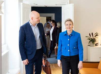 Am 23. Mai 2023 reiste Bundesministerin Susanne Raab (r.) zu einem mehrtägigen Arbeitsbesuch nach Kopenhagen. Im Bild bei einem Arbeitsgespräch mit dem dänischen Kulturminister Jakob Engel-Schmidt (l.).