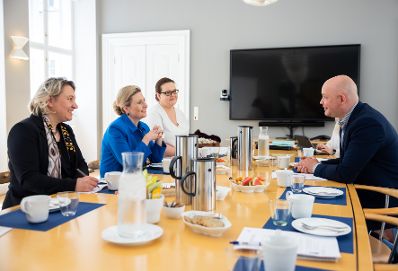 Am 23. Mai 2023 reiste Bundesministerin Susanne Raab (2.v.l.) zu einem mehrtägigen Arbeitsbesuch nach Kopenhagen. Im Bild bei einem Arbeitsgespräch mit dem dänischen Kulturminister Jakob Engel-Schmidt (r.).