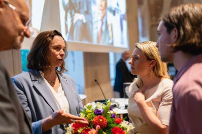 Am 1. Juni 2023 nahm Bundesministerin Susanne Raab (2.v.r.) an der Verleihung des Hugo-Portisch-Preis teil.