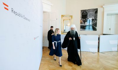 Am 9. Juni 2023 empfing Bundesministerin Susanne Raab (l.) den Serbisch-orthodoxer Patriarch Porfirije Perić (lr) zu einem Gespräch.