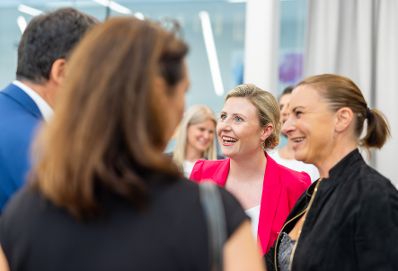 Am 21. Juni 2023 besuchte Bundesministerin Susanne Raab (2.v.r.) das HERMES Frauen Forum 2023, Politik trifft Wirtschaft.