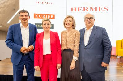 Am 21. Juni 2023 besuchte Bundesministerin Susanne Raab (2.v.l.) das HERMES Frauen Forum 2023, Politik trifft Wirtschaft.