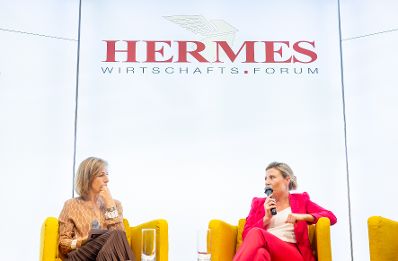 Am 21. Juni 2023 besuchte Bundesministerin Susanne Raab (r.) das HERMES Frauen Forum 2023, Politik trifft Wirtschaft.