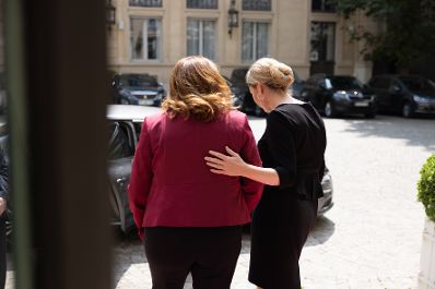 Am 28. Juni 2023 reiste Bundesministerin Susanne Raab (r.) zu einem mehrtägigen Arbeitsbesuch nach Paris. Im Bild mit der Staatssekretärin für Staatsbürgerschaft Sonia Backes (l.).