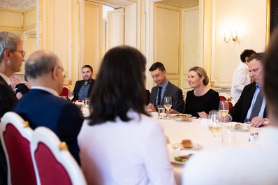 Am 28. Juni 2023 reiste Bundesministerin Susanne Raab (2.v.r.) zu einem mehrtägigen Arbeitsbesuch nach Paris. Im Bild in der Österreichischen Botschaft bei einem Arbeitsgespräch zum Thema Parallelgesellschaften und politischen Islam.