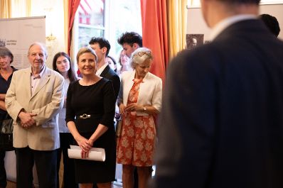 Am 28. Juni 2023 reiste Bundesministerin Susanne Raab (2.v.r.) zu einem mehrtägigen Arbeitsbesuch nach Paris. Im Bild in der Österreichischen Botschaft bei der Eröffnung der Ausstellung „Fluchtwege“ der österreichischen Gedenkdiener in Frankreich.