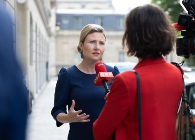 Am 28. Juni 2023 reiste Bundesministerin Susanne Raab zu einem mehrtägigen Arbeitsbesuch nach Paris. Im Bild bei einem Pressestatement.