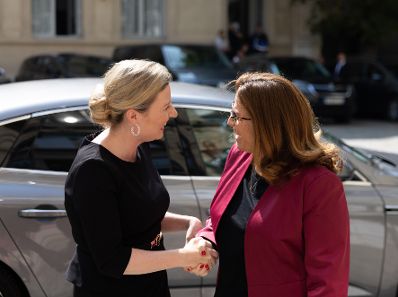 Am 28. Juni 2023 reiste Bundesministerin Susanne Raab (l.) zu einem mehrtägigen Arbeitsbesuch nach Paris. Im Bild mit der Staatssekretärin für Staatsbürgerschaft Sonia Backes (r.).