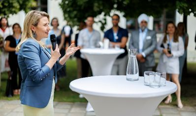 Am 3. Juli 2023 lud Bundesministerin Susanne Raab (l.) zu einem Empfang für Integrationsbotschafterinnen und Integrationsbotschafter.
