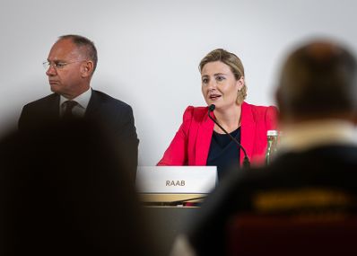 Am 4. Juli 2023 nahm Bundesministerin Susanne Raab (r.) an einer Pressekonferenz zu Tötungsdelikten an Frauen teil. Im Bild mit Bundesminister Gerhard Karner (l.).