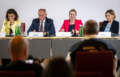 Am 4. Juli 2023 nahm Bundesministerin Susanne Raab (2.v.r.) an einer Pressekonferenz zu Tötungsdelikten an Frauen teil. Im Bild mit Bundesministerin Alma Zadic (l.), Bundesminister Gerhard Karner (2.v.l.) und Marina Sorgo (r.).
