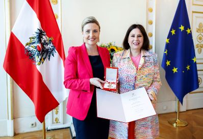 Am 4. Juli 2023 überreichte Bundesministerin Susanne Raab (l.) Goldene Ehrenzeichen und ein Goldenes Verdienstzeichen. Im Bild mit Karin Veitl (r.).