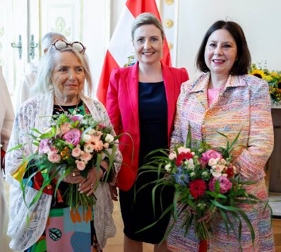 Am 4. Juli 2023 überreichte Bundesministerin Susanne Raab Goldene Ehrenzeichen und ein Goldenes Verdienstzeichen. Im Bild (v.l.n.r.) Joanna Nittenberg, Susanne Raab und Karin Veitl.