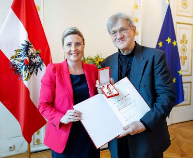 Am 4. Juli 2023 überreichte Bundesministerin Susanne Raab (l.) Goldene Ehrenzeichen und ein Goldenes Verdienstzeichen. Im Bild mit Ignaz Hochholzer (r.).