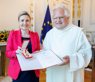 Am 4. Juli 2023 überreichte Bundesministerin Susanne Raab (l.) Goldene Ehrenzeichen und ein Goldenes Verdienstzeichen. Im Bild mit Johannes Pausch (r.).