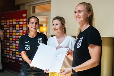 Am 14. Juli 2023 besuchte Bundesministerin Susanne Raab (m.) das ÖFB Frauen-Nationalteam.