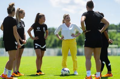 Am 14. Juli 2023 besuchte Bundesministerin Susanne Raab (3.v.r.) das ÖFB Frauen-Nationalteam.