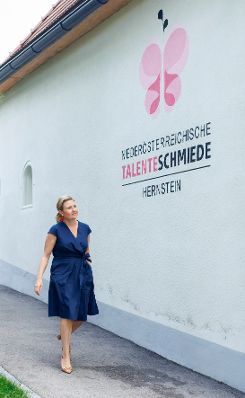 Am 17. August 2023 besuchte Bundesministerin Susanne Raab im Rahmen ihres Bundesländertags in Niederösterreich die Talenteschmiede Hernstein.