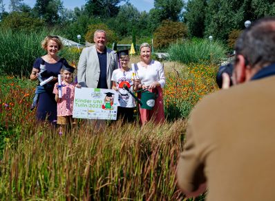 Am 25. August 2023 besuchte Bundesministerin Susanne Raab (r.) im Rahmen ihres Bundesländertags in Niederösterreich die Kinderuni Tulln in der Garten Tulln.