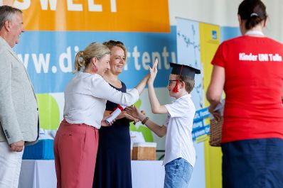 Am 25. August 2023 besuchte Bundesministerin Susanne Raab (l.) im Rahmen ihres Bundesländertags in Niederösterreich die Kinderuni Tulln in der Garten Tulln.