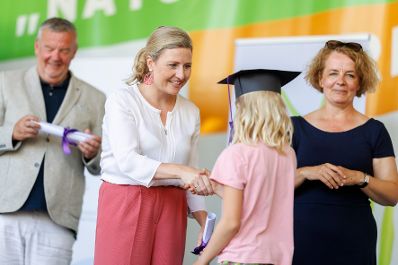 Am 25. August 2023 besuchte Bundesministerin Susanne Raab (m.l.) im Rahmen ihres Bundesländertags in Niederösterreich die Kinderuni Tulln in der Garten Tulln.