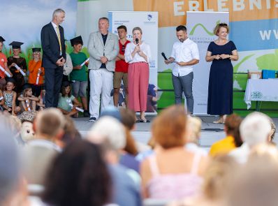 Am 25. August 2023 besuchte Bundesministerin Susanne Raab (m.) im Rahmen ihres Bundesländertags in Niederösterreich die Kinderuni Tulln in der Garten Tulln.