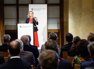 Am 5. September 2023 nahm Bundesministerin Susanne Raab (im Bild) an der Botschafterkonferenz im Palais Niederösterreich teil.