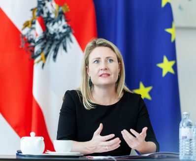 Am 14. September 2023 nahm Bundesministerin Susanne Raab (im Bild) an der Bürgermeistertreffen-Videokonferenz „Girls in Politics“ teil.