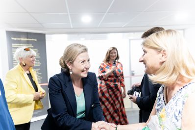Am 20. September 2023 nahm Bundesministerin Susanne Raab (m.l.) an der Büroeröffnung der Gleichbehandlungsanwaltschaft teil.