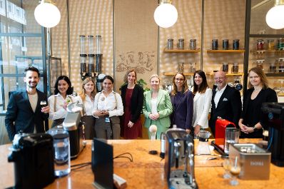 Am 26. September 2023 besuchte Bundesministerin Susanne Raab (m.) die Firma Nespresso.