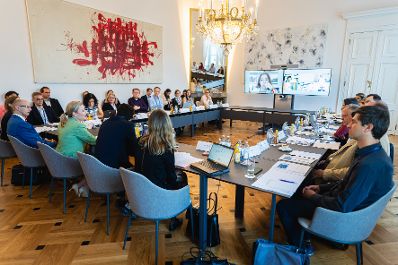 Am 26. September 2023 nahm Bundesministerin Susanne Raab (im Bild) an einem Roundtable mit Vertretern der OECD teil.