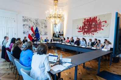 Am 26. September 2023 nahm Bundesministerin Susanne Raab (im Bild) an einem Roundtable mit Vertretern der OECD teil.