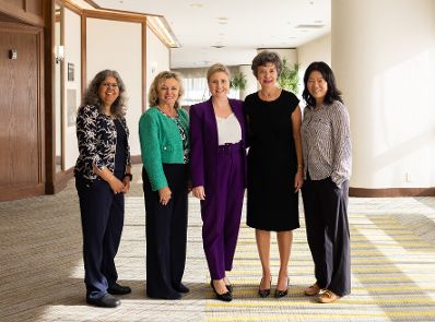 Am 4. Oktober 2023 reiste Bundesministerin Susanne Raab (m.) zu einem mehrtägigen Arbeitsbesuch nach Toronto. Im Bild bei einem Arbeitsfrühstück mit Ladies in Business.