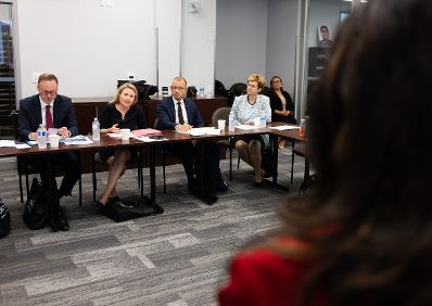 Am 5. Oktober 2023 reiste Bundesministerin Susanne Raab (2.v.l.) zu einem mehrtägigen Arbeitsbesuch nach Toronto. Im Bild beim Besuch des COSTI Immigrant Services.