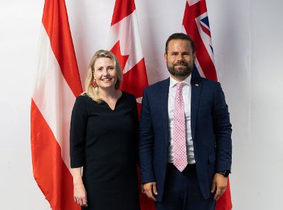 Am 5. Oktober 2023 reiste Bundesministerin Susanne Raab (l.) zu einem mehrtägigen Arbeitsbesuch nach Toronto. Im Bild mit Minister David Piccini (r.).