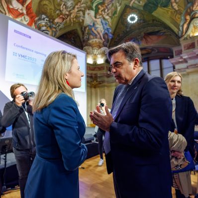 Am 10. Oktober 2023 nahm Bundesministerin Susanne Raab (l.) an der Vienna Migration Conference 2023 teil. Im Bild mit Margaritis Schinas (r.) Vizepräsident der Europäischen Kommission.