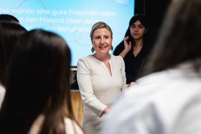 Am 11. Oktober 2023 nahm Bundesministerin Susanne Raab (m.) am LEA Jugend Summit teil.