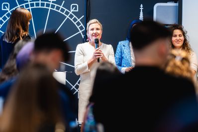 Am 11. Oktober 2023 nahm Bundesministerin Susanne Raab (m.) am LEA Jugend Summit teil.