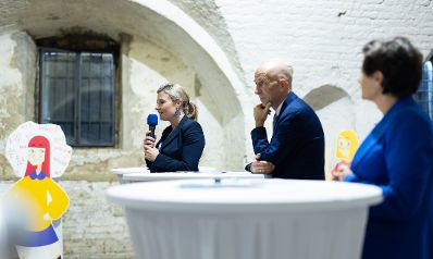 Am 17. Oktober 2023 nahm Bundesministerin Susanne Raab (l.) an einer KickOff MINT Girls Challenge teil. Im Bild mit Bundesminister Martin Kocher (m.).