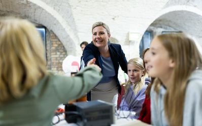 Am 17. Oktober 2023 nahm Bundesministerin Susanne Raab (im Bild) an einer KickOff MINT Girls Challenge teil.