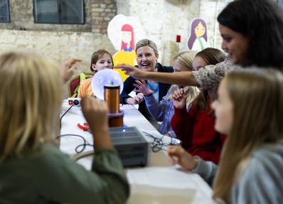 Am 17. Oktober 2023 nahm Bundesministerin Susanne Raab an einer KickOff MINT Girls Challenge teil.